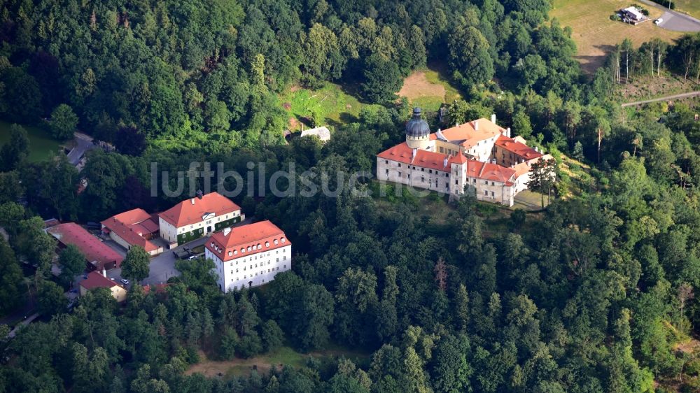 Chotyne aus der Vogelperspektive: Burganlage der Burg Grabstejn ( Grabenstein ) in Chotyne in Liberecky kraj, Tschechien