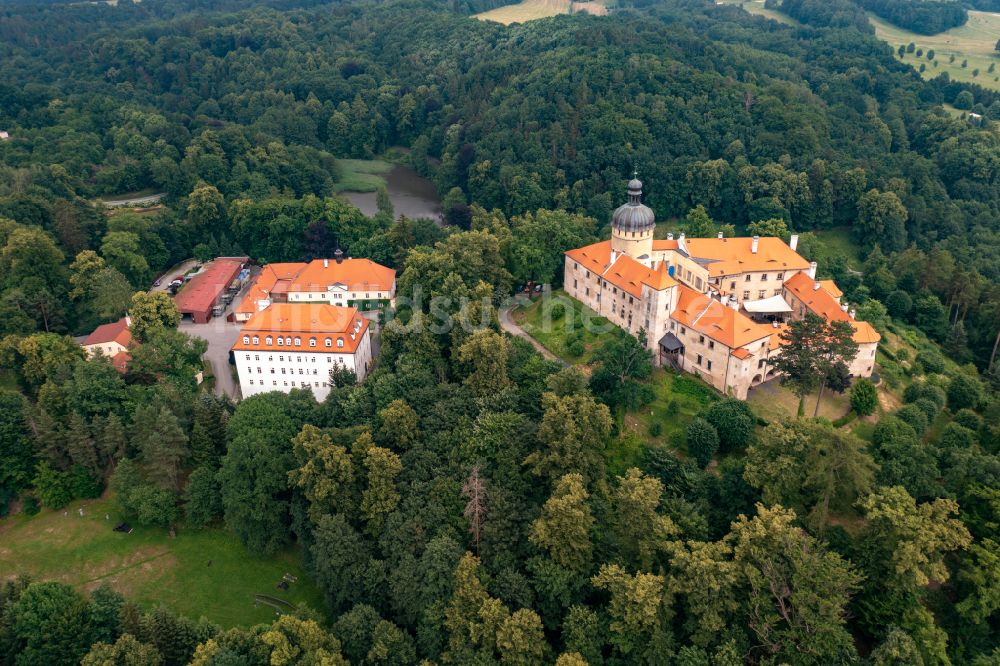 Chotyne von oben - Burganlage der Burg Grabstejn ( Grabenstein ) in Chotyne in Liberecky kraj, Tschechien