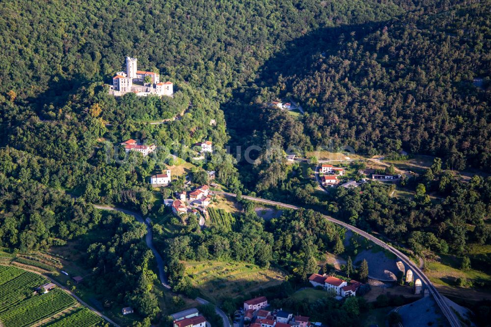 Luftaufnahme Branik - Burganlage der Burg / Grad Rihemberk in Branik in Nova Gorica, Slowenien