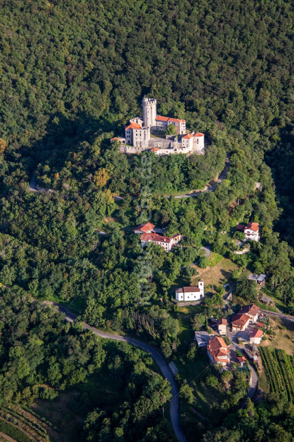 Branik von oben - Burganlage der Burg / Grad Rihemberk in Branik in Nova Gorica, Slowenien