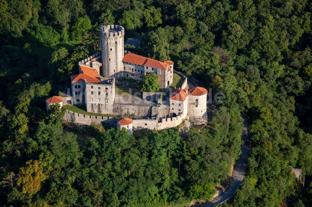 Branik aus der Vogelperspektive: Burganlage der Burg / Grad Rihemberk in Branik in Nova Gorica, Slowenien