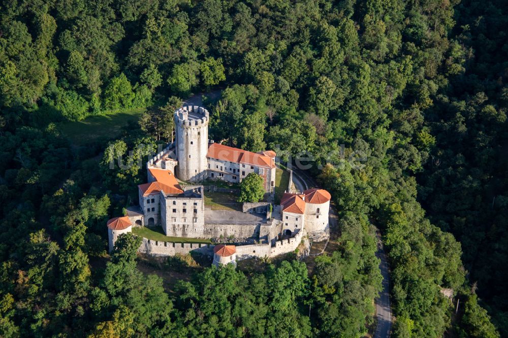 Luftbild Branik - Burganlage der Burg / Grad Rihemberk in Branik in Nova Gorica, Slowenien