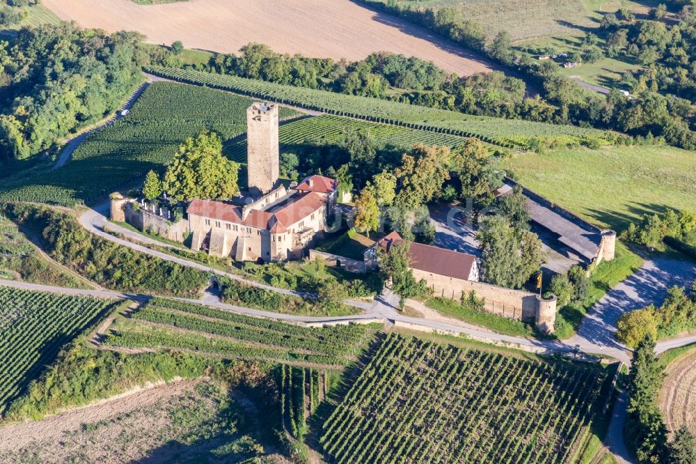 Sulzfeld aus der Vogelperspektive: Burganlage der Burg Ravensburg mit Burgrestaurant auf einem Hügel mit Weingärten in Sulzfeld im Bundesland Baden-Württemberg, Deutschland