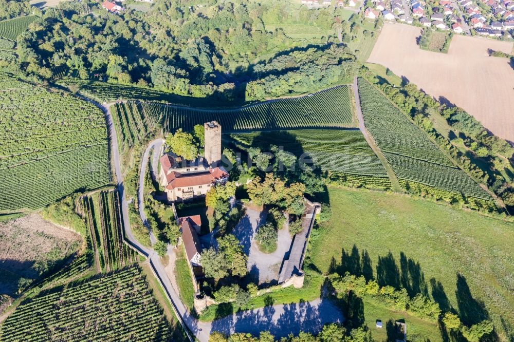 Luftaufnahme Sulzfeld - Burganlage der Burg Ravensburg mit Burgrestaurant auf einem Hügel mit Weingärten in Sulzfeld im Bundesland Baden-Württemberg, Deutschland