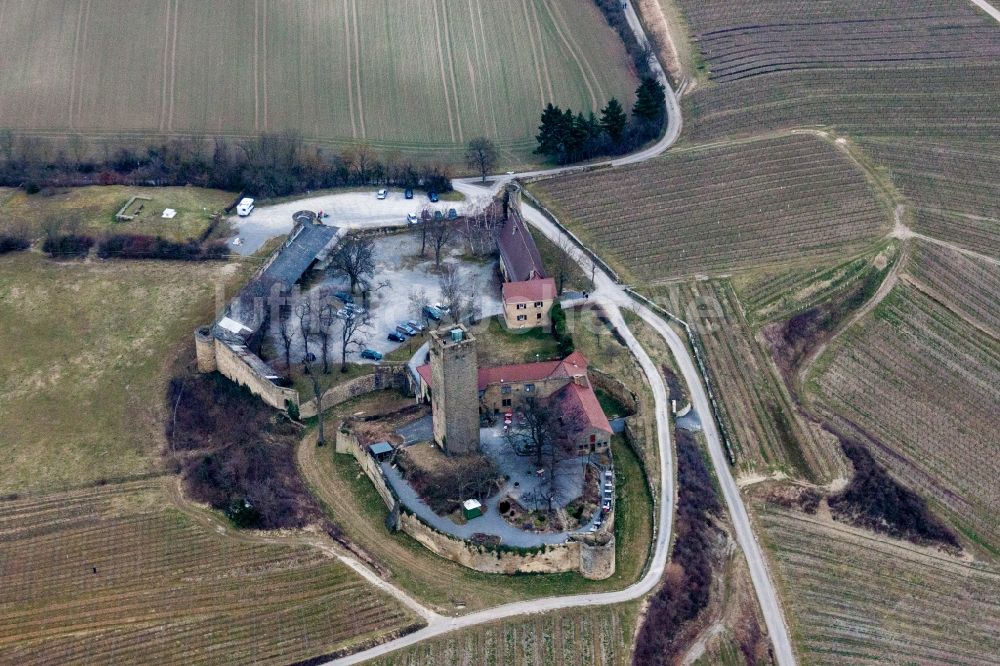 Luftaufnahme Sulzfeld - Burganlage der Burg Ravensburg mit Burgrestaurant auf einem Hügel mit Weingärten in Sulzfeld im Bundesland Baden-Württemberg, Deutschland