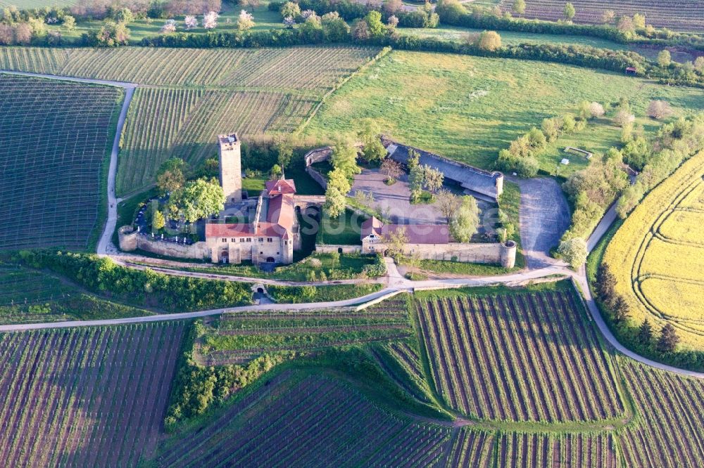 Sulzfeld von oben - Burganlage der Burg Ravensburg mit Burgrestaurant auf einem Hügel mit Weingärten in Sulzfeld im Bundesland Baden-Württemberg, Deutschland