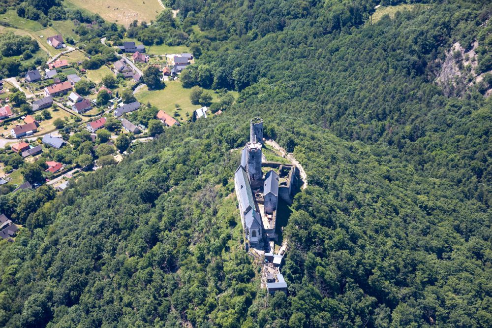 Bezdez - Bösig aus der Vogelperspektive: Burganlage der gotischen Höhenburg in Bezdez - Bösig in Liberecky kraj - Reichenberger Region, Tschechien