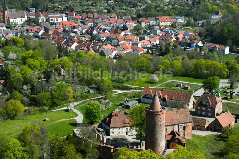 Burg Stargard aus der Vogelperspektive: Burganlage der Höhenburg Burg Stargard auf dem Burgberg in Burg Stargard im Bundesland Mecklenburg-Vorpommern