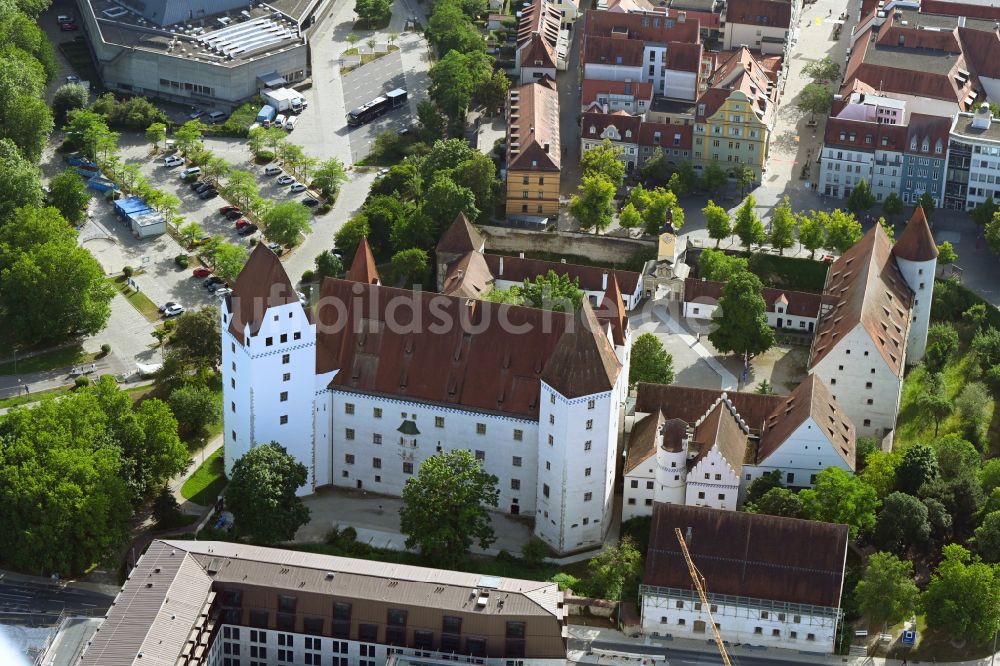 Luftaufnahme Ingolstadt - Burganlage Neues Schloss und Gebäude des Stadttheaters in Ingolstadt im Bundesland Bayern