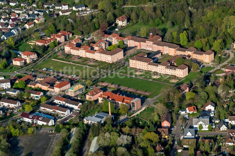 Achern von oben - Burganlage des Schloss in Achern im Bundesland Baden-Württemberg, Deutschland
