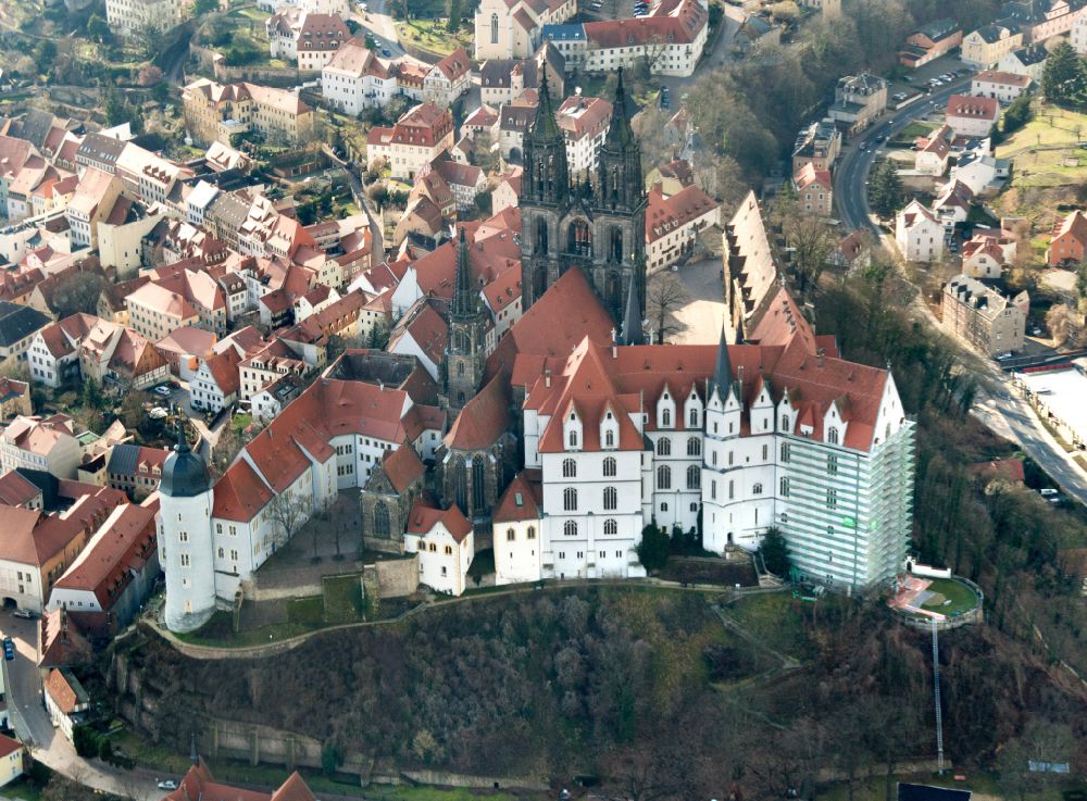 Meißen von oben - Burganlage des Schloss Albrechtsburg mit dem Hochstift Dom am Domplatz in Meißen im Bundesland Sachsen
