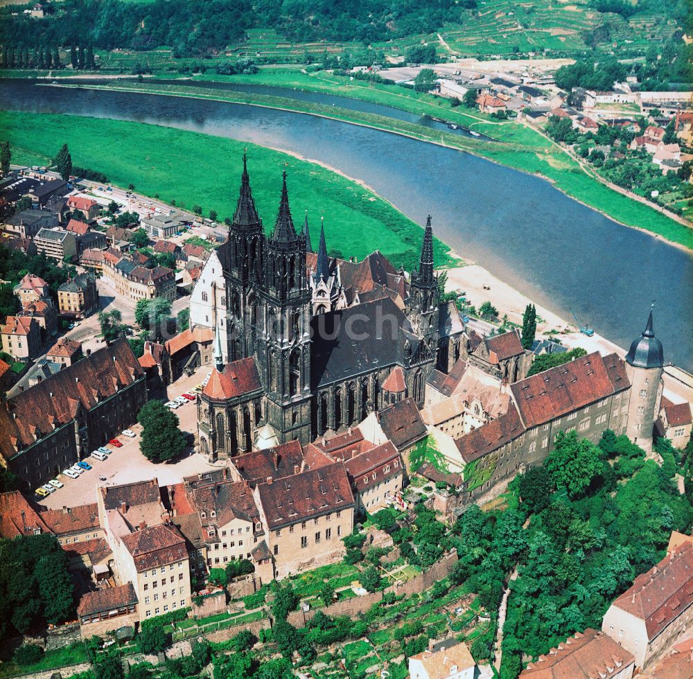 Meißen aus der Vogelperspektive: Burganlage des Schloss Albrechtsburg mit dem Hochstift Dom am Domplatz in Meißen im Bundesland Sachsen