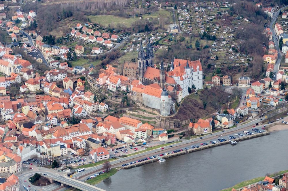 Luftaufnahme Meißen - Burganlage des Schloss Albrechtsburg mit dem Hochstift Dom am Domplatz in Meißen im Bundesland Sachsen