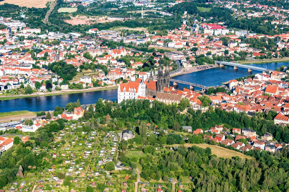 Luftaufnahme Meißen - Burganlage des Schloss Albrechtsburg mit dem Hochstift Dom am Domplatz in Meißen im Bundesland Sachsen