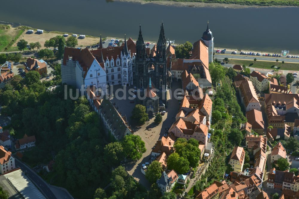 Meißen von oben - Burganlage des Schloss Albrechtsburg mit dem Hochstift Dom am Domplatz in Meißen im Bundesland Sachsen