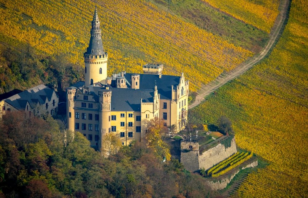 Bad Hönningen von oben - Burganlage des Schloss Arenfels am Schlossweg in Bad Hönningen im Bundesland Rheinland-Pfalz