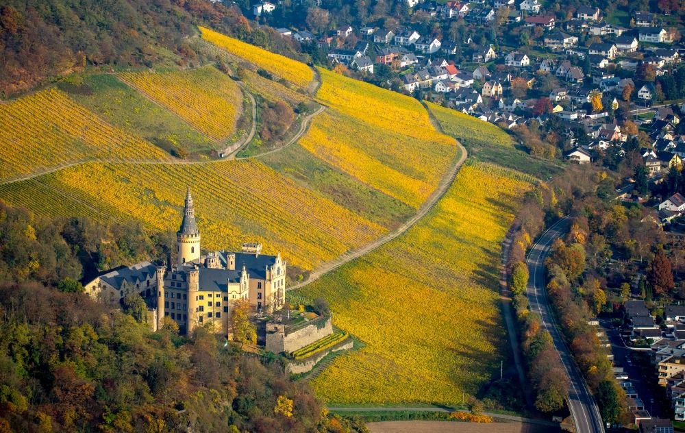 Bad Hönningen aus der Vogelperspektive: Burganlage des Schloss Arenfels am Schlossweg in Bad Hönningen im Bundesland Rheinland-Pfalz