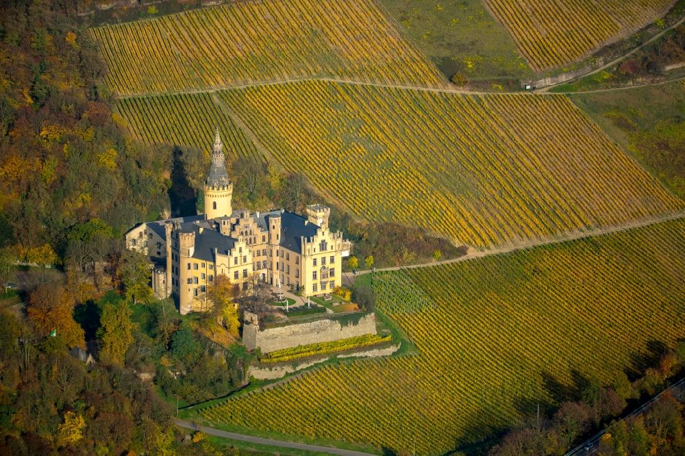 Bad Hönningen von oben - Burganlage des Schloss Arenfels am Schlossweg in Bad Hönningen im Bundesland Rheinland-Pfalz