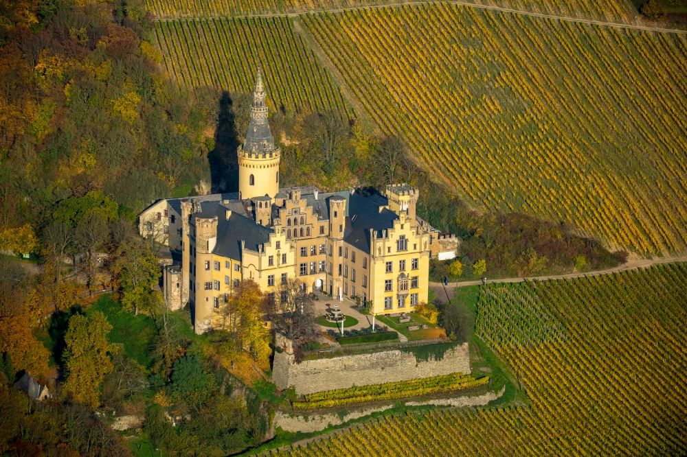 Bad Hönningen aus der Vogelperspektive: Burganlage des Schloss Arenfels am Schlossweg in Bad Hönningen im Bundesland Rheinland-Pfalz