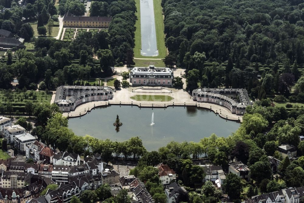 Luftbild Düsseldorf - Burganlage des Schloss Benrath in Düsseldorf im Bundesland Nordrhein-Westfalen - NRW, Deutschland