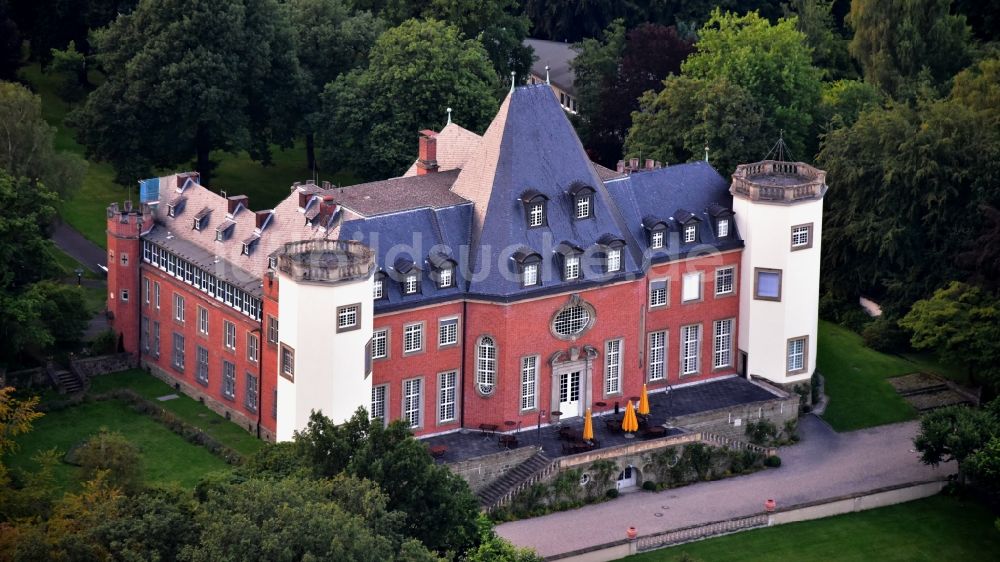 Luftaufnahme Sankt Augustin - Burganlage des Schloss Birlinghoven in Sankt Augustin im Bundesland Nordrhein-Westfalen, Deutschland