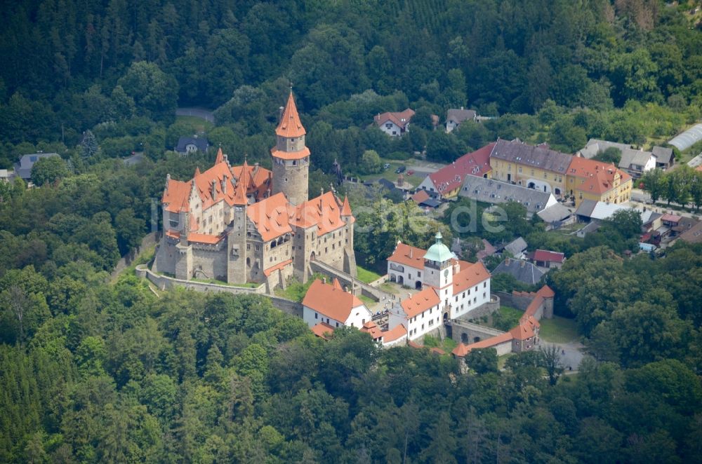 Luftaufnahme Bouzov - Burganlage des Schloss in Bouzov in Olomoucky kraj, Tschechien