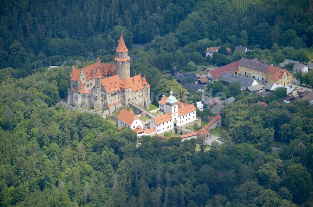 Bouzov von oben - Burganlage des Schloss in Bouzov in Olomoucky kraj, Tschechien