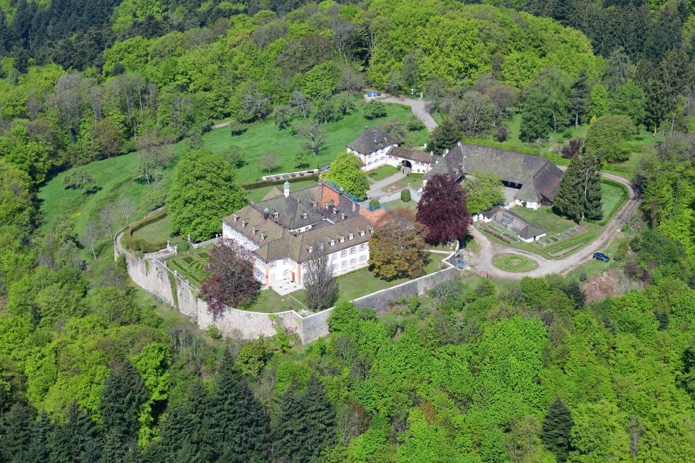 Kandern aus der Vogelperspektive: Burganlage des Schloss Bürgeln im Südschwarzwald in Kandern im Bundesland Baden-Württemberg, Deutschland