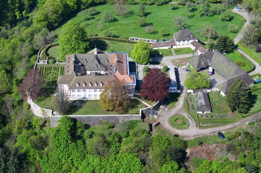 Luftaufnahme Kandern - Burganlage des Schloss Bürgeln im Südschwarzwald in Kandern im Bundesland Baden-Württemberg, Deutschland