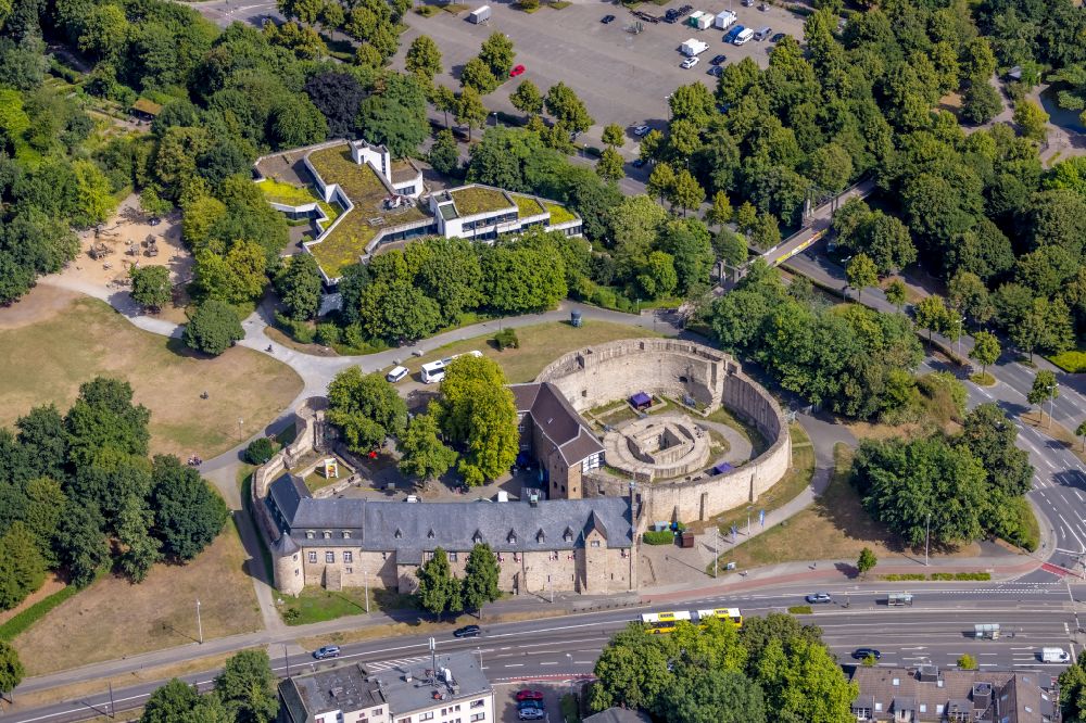 Luftaufnahme Mülheim an der Ruhr - Burganlage Schloss Broich in Mühlheim an der Ruhr im Bundesland Nordrhein-Westfalen, Deutschland