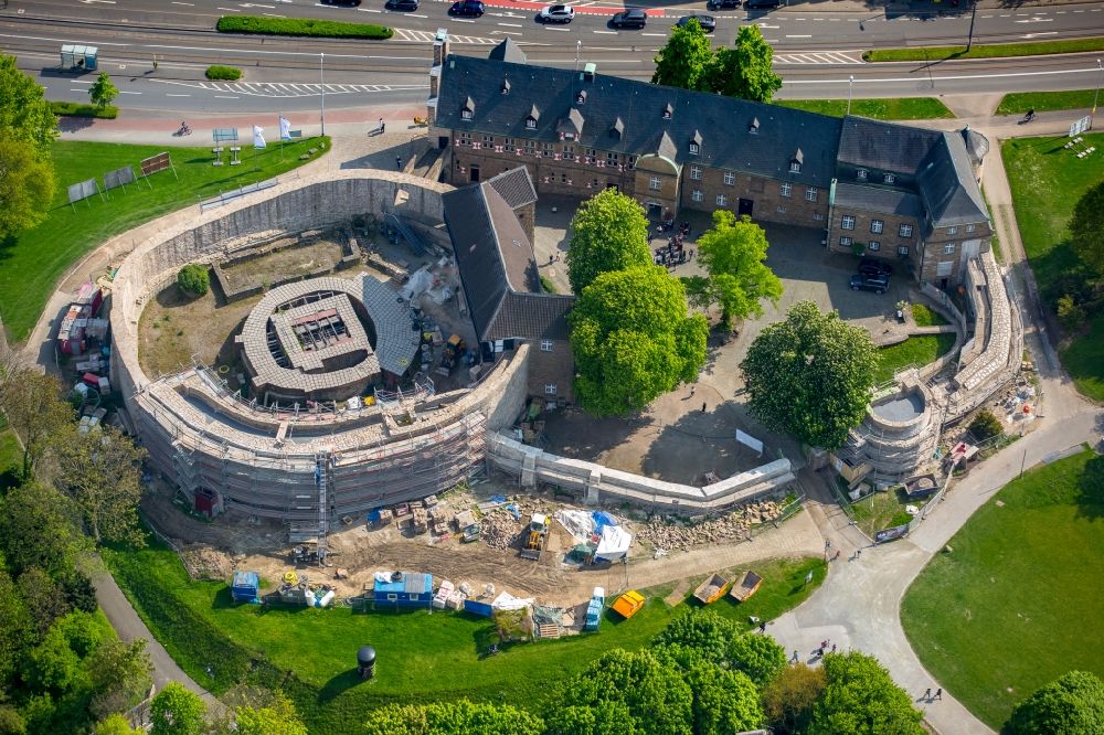 Mülheim an der Ruhr aus der Vogelperspektive: Burganlage des Schloss Broich in Mülheim an der Ruhr im Bundesland Nordrhein-Westfalen