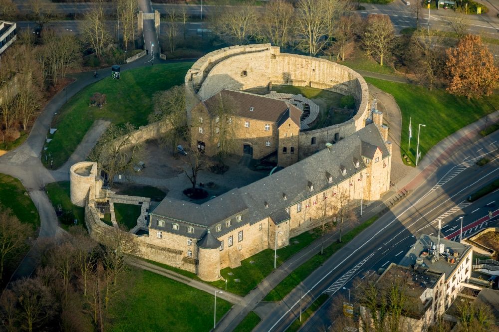 Mülheim an der Ruhr von oben - Burganlage des Schloss Broich in Mülheim an der Ruhr im Bundesland Nordrhein-Westfalen