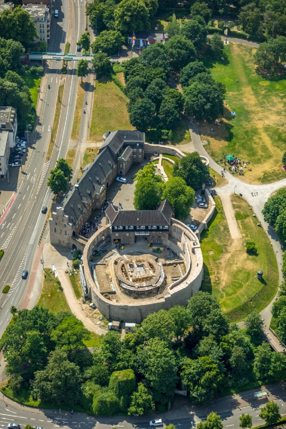Luftbild Mülheim an der Ruhr - Burganlage des Schloss Broich in Mülheim an der Ruhr im Bundesland Nordrhein-Westfalen