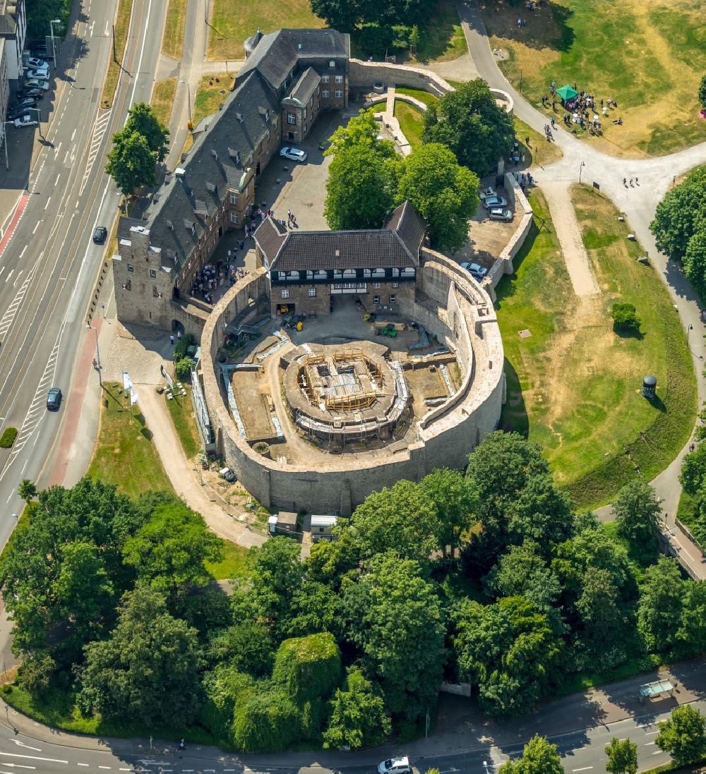 Luftaufnahme Mülheim an der Ruhr - Burganlage des Schloss Broich in Mülheim an der Ruhr im Bundesland Nordrhein-Westfalen