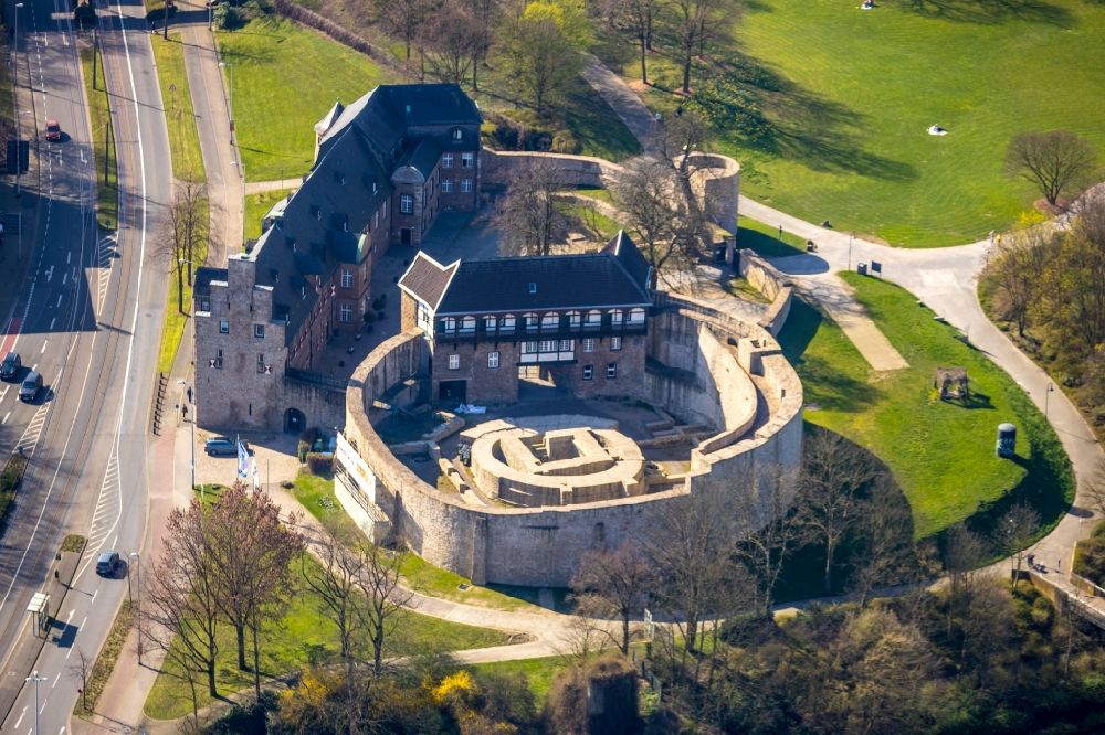 Mülheim an der Ruhr von oben - Burganlage Schloss Broich in Mülheim an der Ruhr im Bundesland Nordrhein-Westfalen, Deutschland