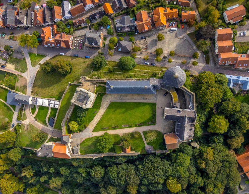 Luftaufnahme Bad Bentheim - Burganlage des Schloss Burg Bentheim an der Schloßstraße in Bad Bentheim im Bundesland Niedersachsen, Deutschland