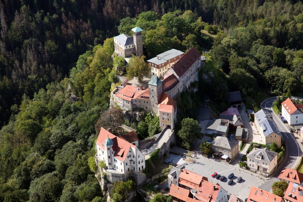 Hohnstein von oben - Burganlage des Schloss Burg Hohnstein in Hohnstein im Bundesland Sachsen, Deutschland