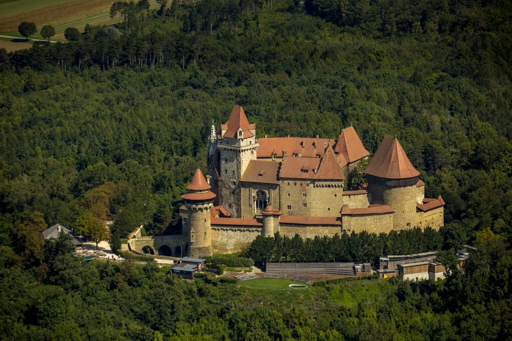 Leobendorf von oben - Burganlage des Schloss Burg Kreuzenstein in Leobendorf in Niederösterreich, Österreich