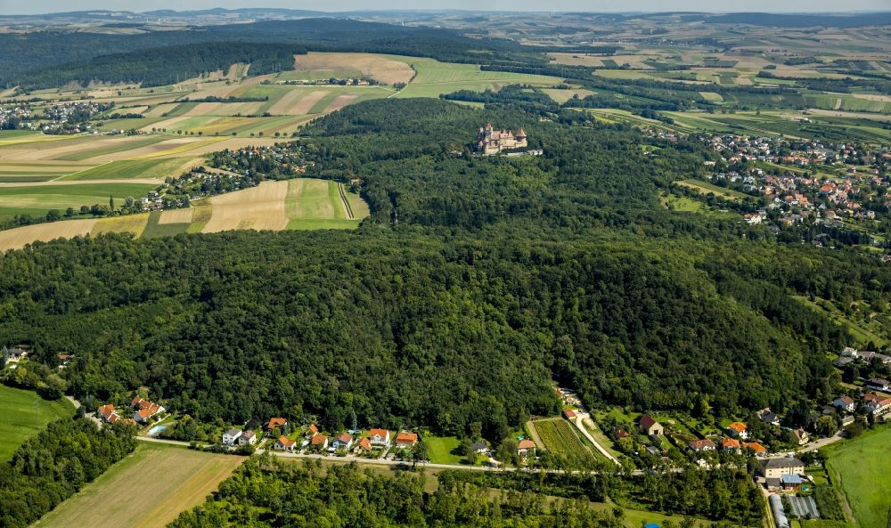 Luftaufnahme Leobendorf - Burganlage des Schloss Burg Kreuzenstein in Leobendorf in Niederösterreich, Österreich