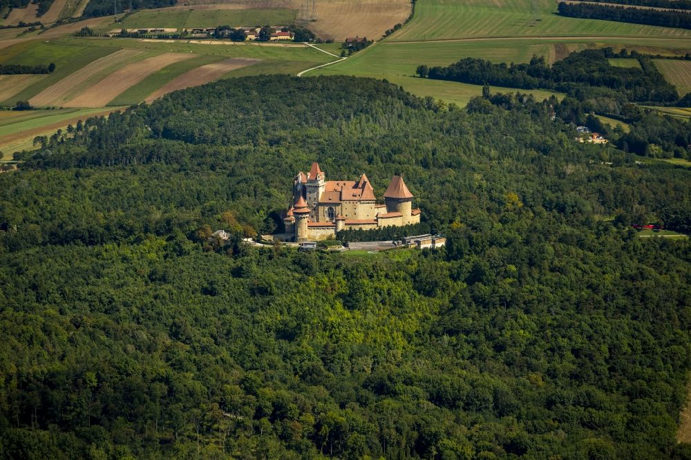 Leobendorf von oben - Burganlage des Schloss Burg Kreuzenstein in Leobendorf in Niederösterreich, Österreich