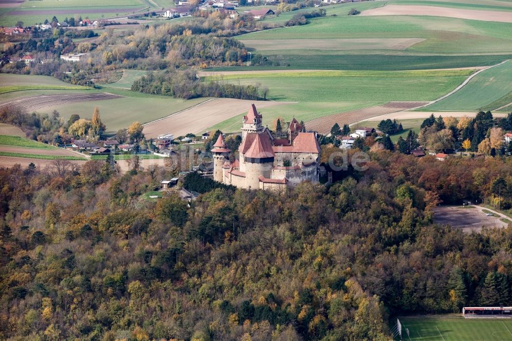 Leobendorf aus der Vogelperspektive: Burganlage des Schloss Burg Kreuzenstein in Leobendorf in Niederösterreich, Österreich
