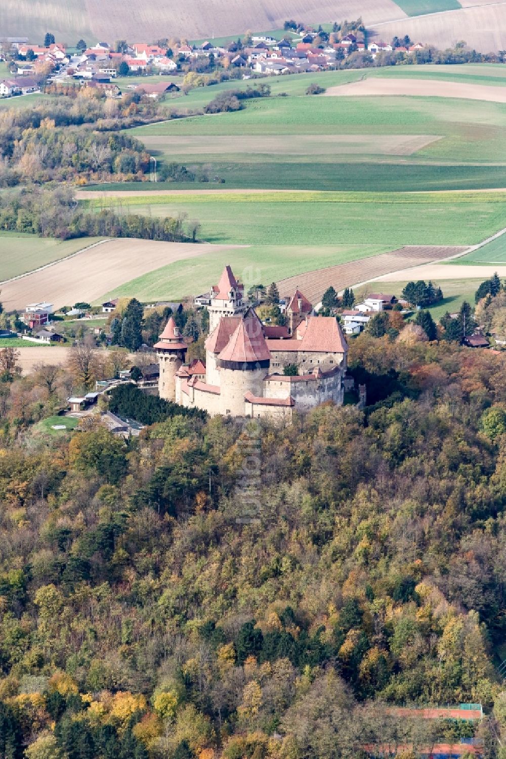 Luftbild Leobendorf - Burganlage des Schloss Burg Kreuzenstein in Leobendorf in Niederösterreich, Österreich