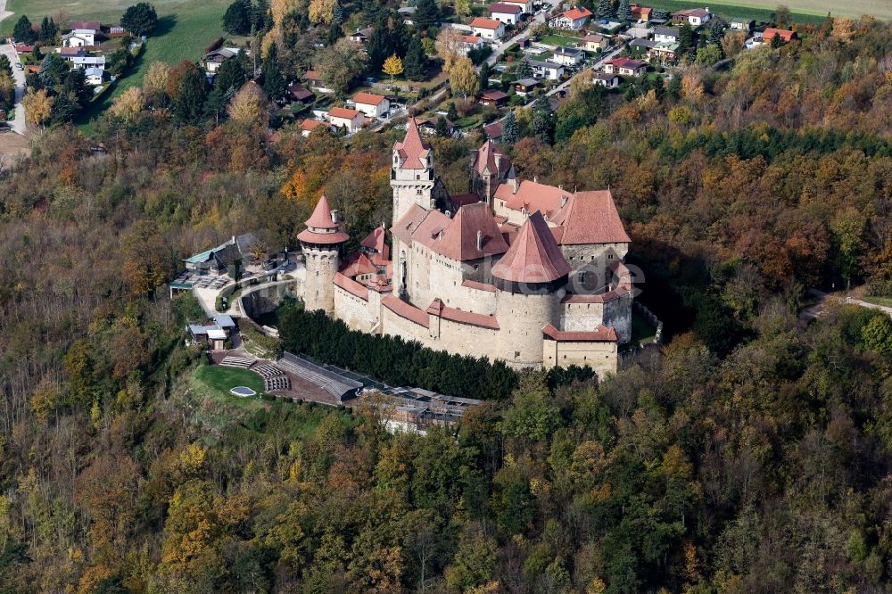 Leobendorf aus der Vogelperspektive: Burganlage des Schloss Burg Kreuzenstein in Leobendorf in Niederösterreich, Österreich