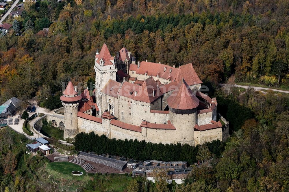 Luftbild Leobendorf - Burganlage des Schloss Burg Kreuzenstein in Leobendorf in Niederösterreich, Österreich