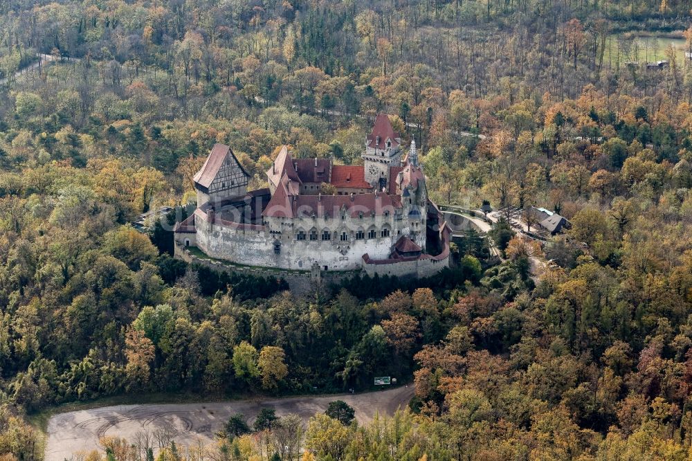 Luftaufnahme Leobendorf - Burganlage des Schloss Burg Kreuzenstein in Leobendorf in Niederösterreich, Österreich