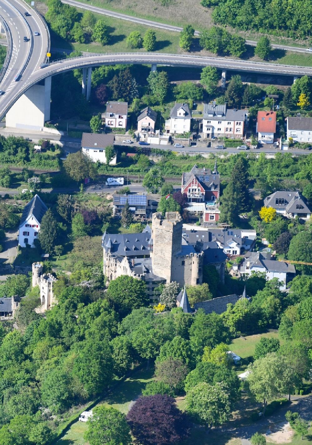 Luftaufnahme Lahnstein - Burganlage des Schloss Burg Lahneck in Lahnstein im Bundesland Rheinland-Pfalz, Deutschland
