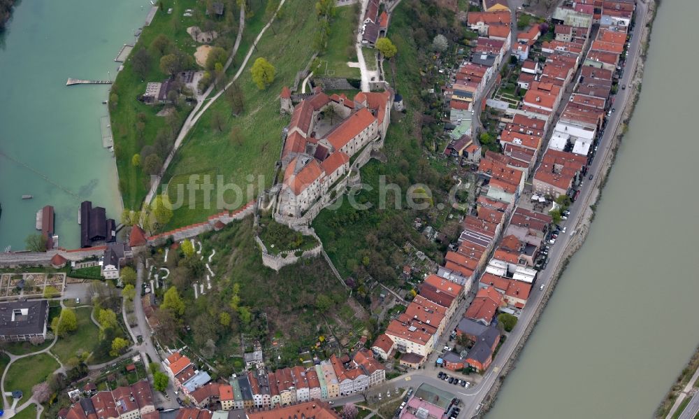 Burghausen aus der Vogelperspektive: Burganlage des Schloss in Burghausen im Bundesland Bayern, Deutschland