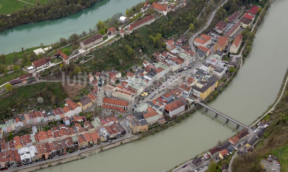 Luftaufnahme Burghausen - Burganlage des Schloss in Burghausen im Bundesland Bayern, Deutschland