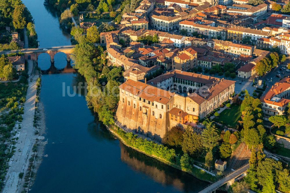 Luftaufnahme Cassano d'Adda - Burganlage des Schloss von Cassano d'Adda am Ufer der Adda in Cassano d'Adda in der Lombardei -Lombardia, Italien
