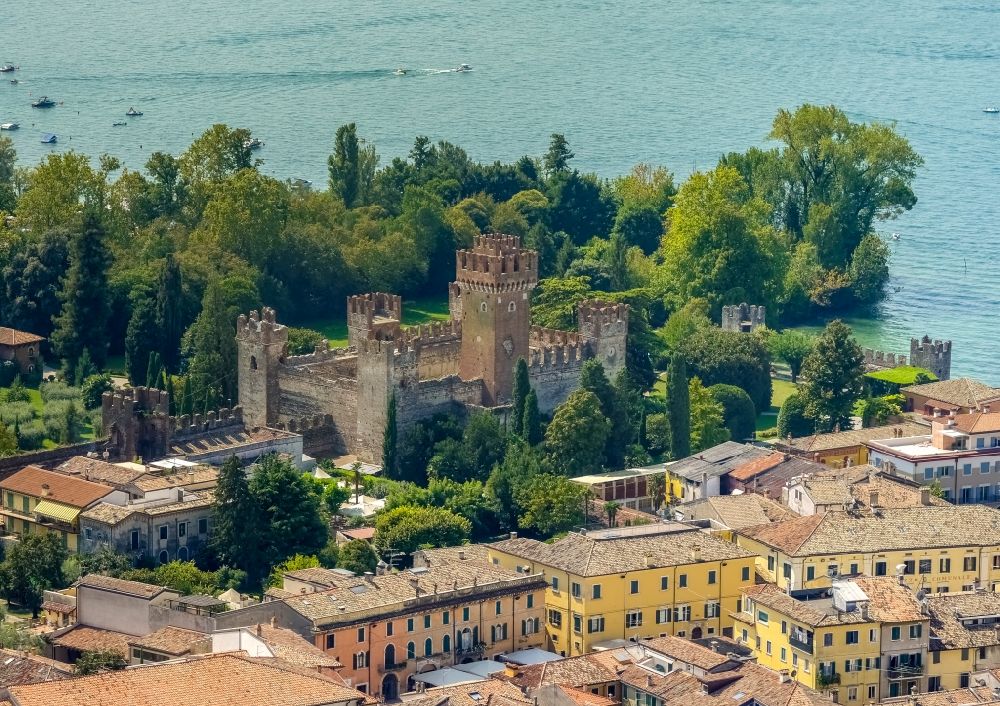 Luftbild Lazise - Burganlage des Schloss Castello di Lazise in Lazise in Veneto, Italien